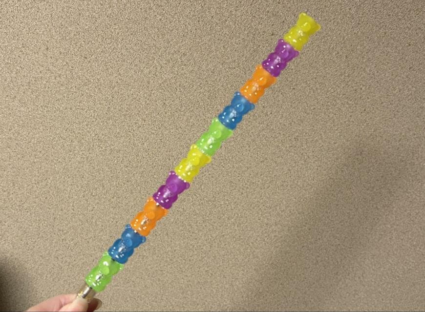 筆者撮影（ダイソー、蓄光ボールペン（クマ型）1.0mm）