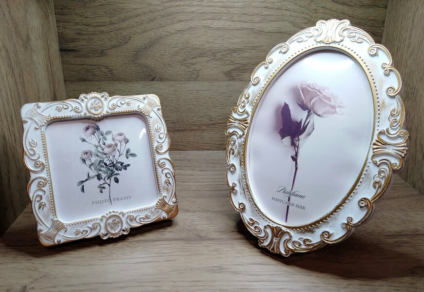 筆者撮影（セリア、フォトフレーム ローズ 9×9cm対応・セリア、フォトフレーム ポストカードサイズ オーバル）