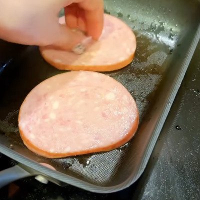 「間違いないやつ！」妻が「朝7時に家を出る夫」に作るコンビニ風の【炙り焼きソーセージ風おにぎり弁当】に「美味しそう」などコメント続々！