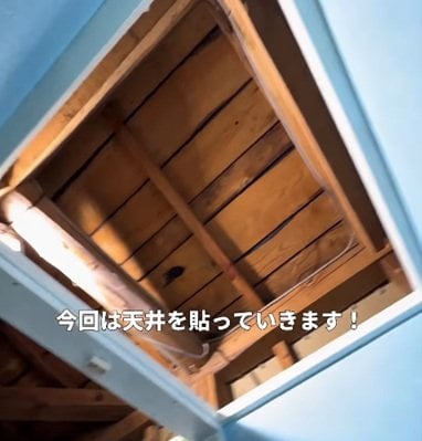 【DIY術】築50年の空き家のトイレ天井を、白を基調とした北欧モダン風にアレンジ。剥き出しの状態から空間を整え、清潔感を高めて日々の使い勝手を向上させる工夫