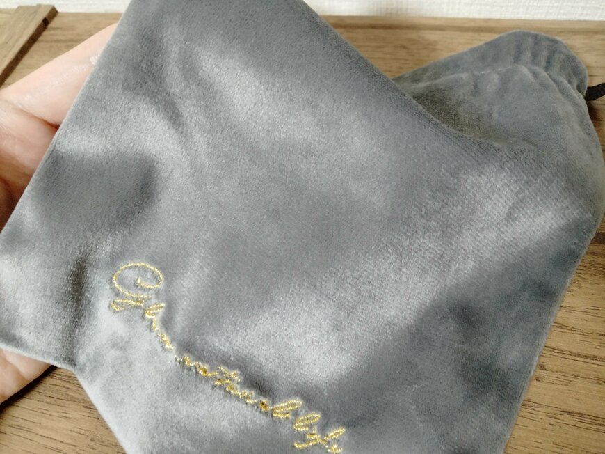 筆者撮影（セリア、刺繍入りベロア巾着）