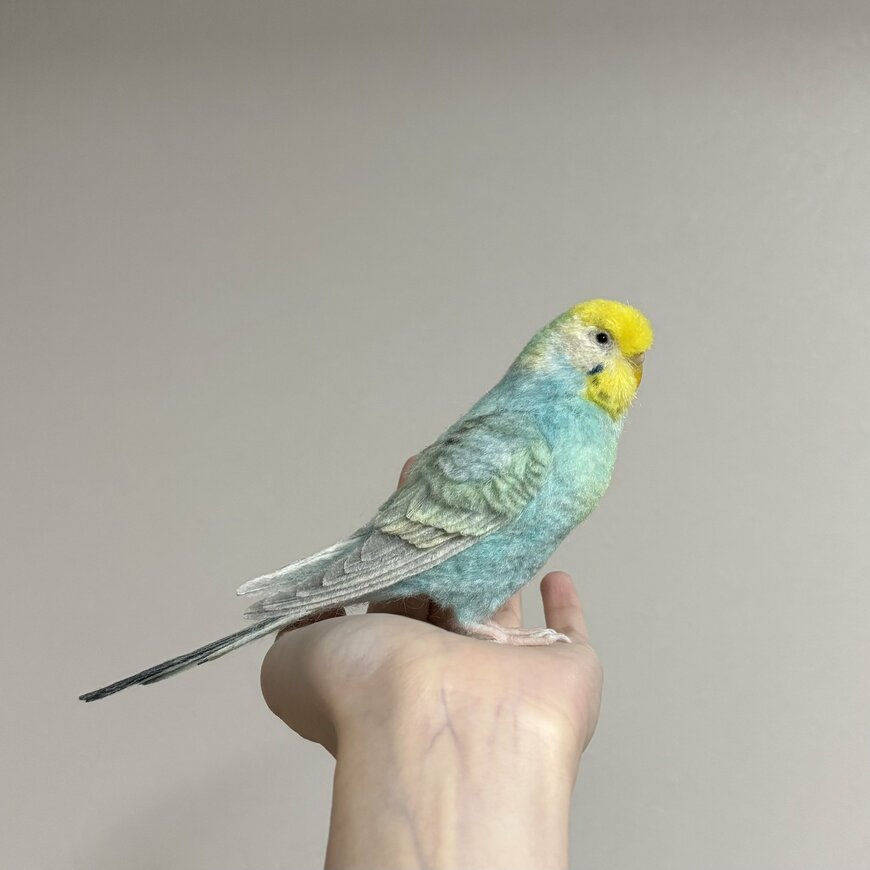 羊毛フェルトで作られたセキセイインコ
