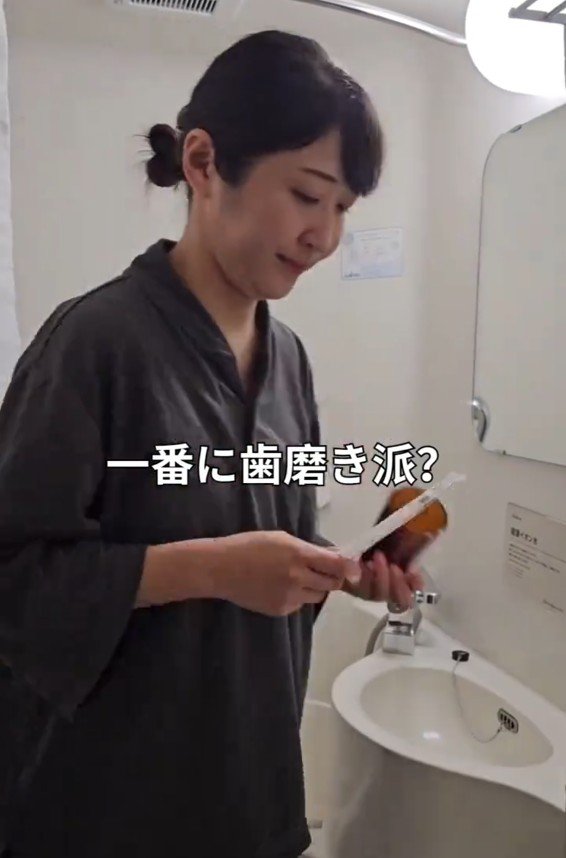 まずは歯磨きをする様子