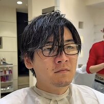 「彼女に美容院をプレゼントされた」男性がヘアメイクで大変身！大満足の笑顔に