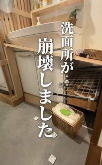 築30年賃貸の洗面所〈つっぱり棒収納〉が崩壊→〈1×2材〉で緊急DIYした「ピッタリジャストサイズな洗面所収納」が話題
