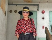 【73歳マダム】「800円の柄シャツ」で作る“お出かけコーデ” 個性が輝くハーフパンツコーデが素敵