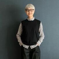 【70代マダム】「無印良品」ブラウス＆デニムでブラックコーデ　チェック柄が効いた大人コーデに魅了される