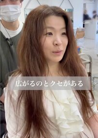 【イメチェン】「まとまらない…」癖毛で広がるのが悩みのロングヘアの女性　レイヤーカットで美しく変身した姿に「羨ましい」「とてもエレガント」と話題