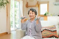 おひとりさまの貯蓄額【70歳代】平均いくら？「厚生年金と国民年金」は、みんな月額どれくらい受けとっているの？