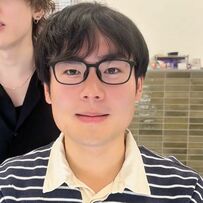 【大変身】髪の量に悩む男性が初めてのパーマで大胆イメチェン！「別人ですね！」と大興奮