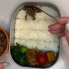 縞模様の【そぼろ弁当】の上に〈たけのこ〉を…　センスが光る【おしゃれ弁当】に見入ってしまう