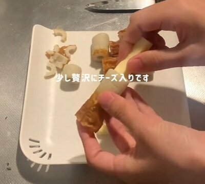 ちくわにチーズを入れます