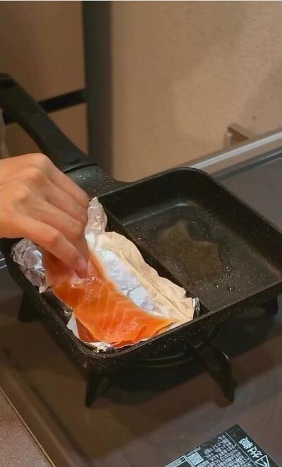 鮭が皮までこんがりと焼き上がっていく