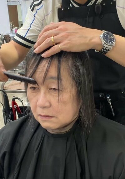縮毛矯正で前髪を丁寧にストレートに