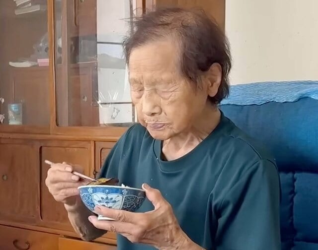 【94歳長寿飯】おばあちゃんが作る“カラフルな野菜の焼き浸し”に称賛の声！見事な食べっぷりにも注目