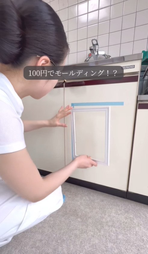 【築35年アパートDIY】高コスパで高見え効果バツグン！キッチン扉を北欧風にリメイク