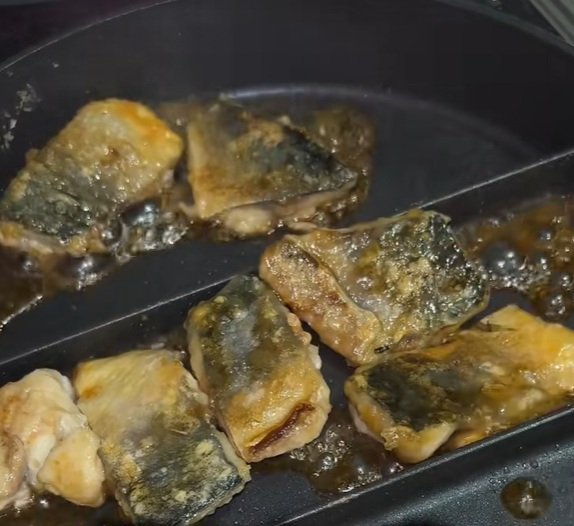 魚メインでも満足度あり！妻が夫に作る【鯖の蒲焼き弁当】野菜たっぷりの副菜と顔付きのウインナーで彩りも綺麗なお弁当に注目