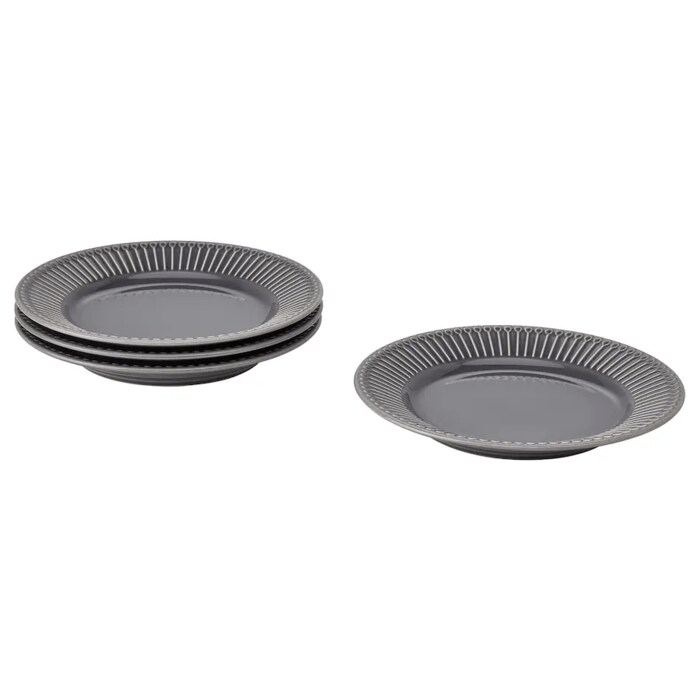 カラーは3色展開。こちらは〈せっ器グレー〉です。価格は1499円（税込）／出所：IKEA公式 ストリミグ サイドプレート