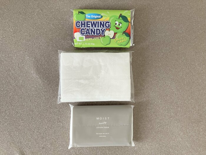 通常のポケットティッシュよりも小さいサイズなのでかさばらずに持ち歩ける