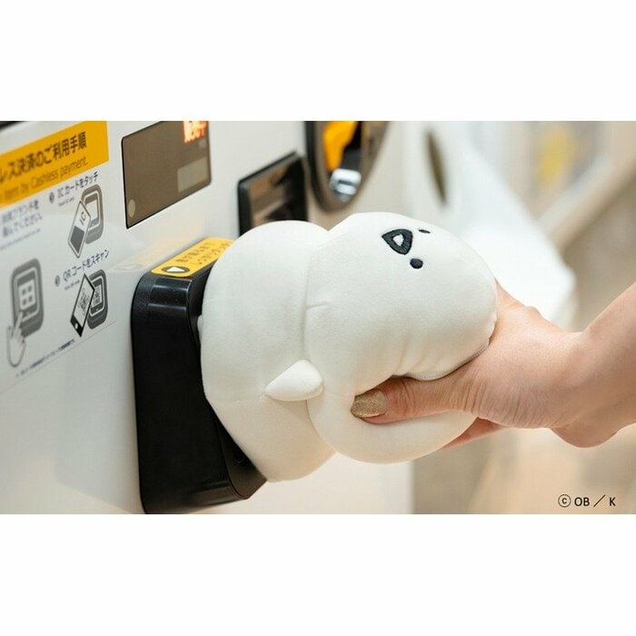 底面にはICカードを収納できるポケットがついており、実用的な「パスケース」として機能