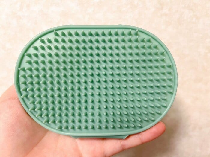 大きさは12.4×25.5cmと、手にフィットして持ちやすいアイテム