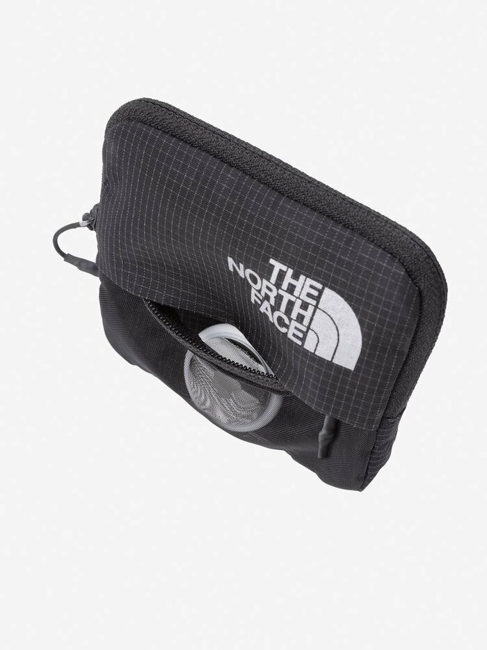 中身がひと目で確認できるファスナー付きのメッシュポケット