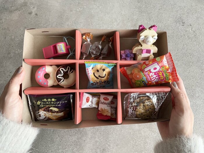 それぞれにおもちゃやお菓子を入れてみると...!