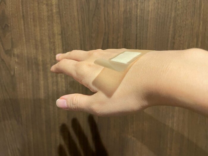 手の甲に貼って、洗い物をしてみました