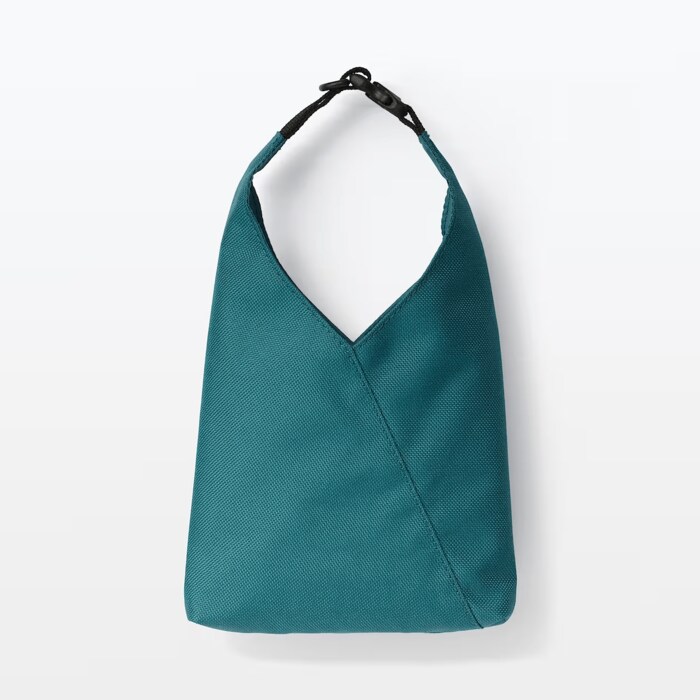 ネックストラップとしても使えるショルダーベルトと組み合わせて使える小物入れ