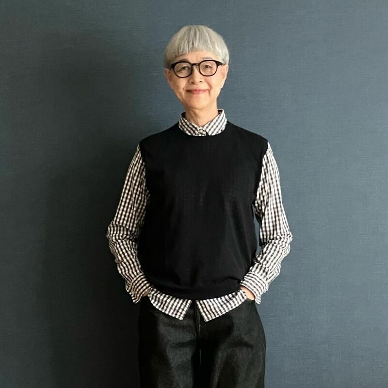 【70代マダム】「無印良品」ブラウス＆デニムでブラックコーデ チェック柄が効いた大人コーデに魅了される