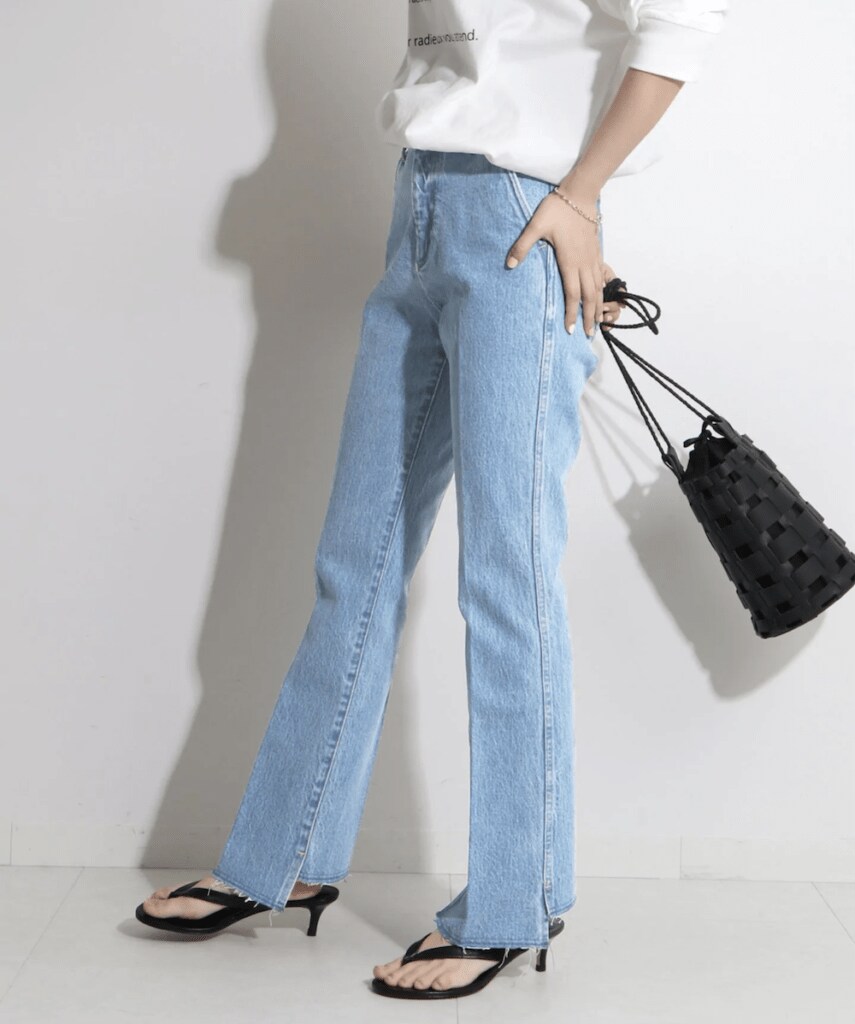 （5 1/2 BEAUTY-LINE スリットデニム / ¥15,400 / Spick & Span）