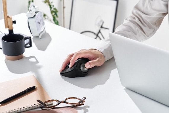 出所：エレコム株式会社「ベアリングを搭載し、滑らかな操作感を実現した「握らないトラックボール」が誕生　約4年ぶりのトラックボール新シリーズ「IST(イスト)」を新発売」