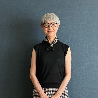 【70代マダム】夏の“モノトーンコーデ”を真似したい！大人のギンガムチェック着こなしに「ナチュラルかっこいい」の声