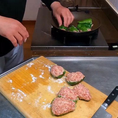 「ごはんがすすむ最強のおかず」父が高校生の息子のために作る【ピーマンの肉詰め弁当】　きんぴらや卵焼きなどの副菜も美味しそうな一品