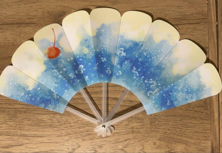 筆者撮影（セリア、プラ扇子 クリームソーダ）