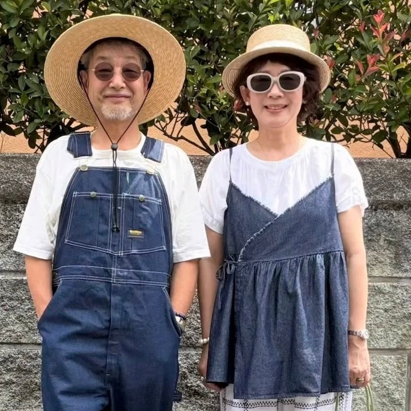 【60代夫婦】デニムコーデが素敵　「オーバーオール×デニムチュニック」で楽しむ大人のカジュアルスタイル