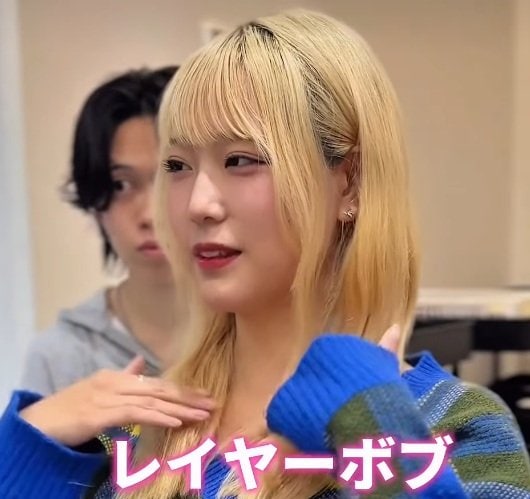 「顔が長いから似合わないかな…」ブリーチを重ねて傷んだ金髪ロングの女性が…レイヤーカットで大人“ハッシュボブ”にイメチェン