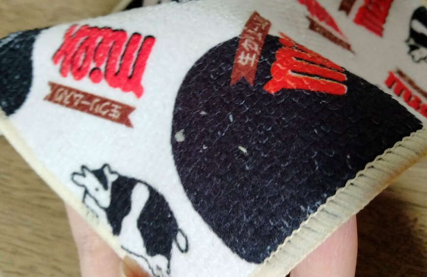 筆者撮影（セリア、チロルチョコ マイクロファイバーハンカチ）