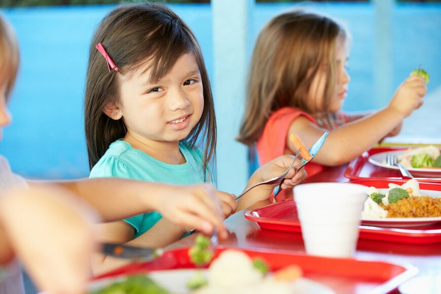 小学校で「給食中はおしゃべり禁止」そのルール、あなたは賛成？反対？