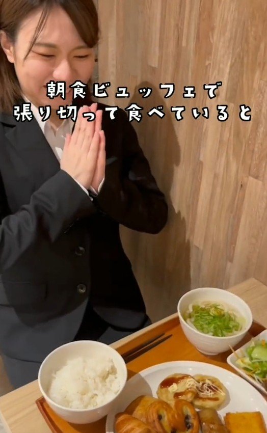 朝食ビュッフェで張り切って食べようとする女性