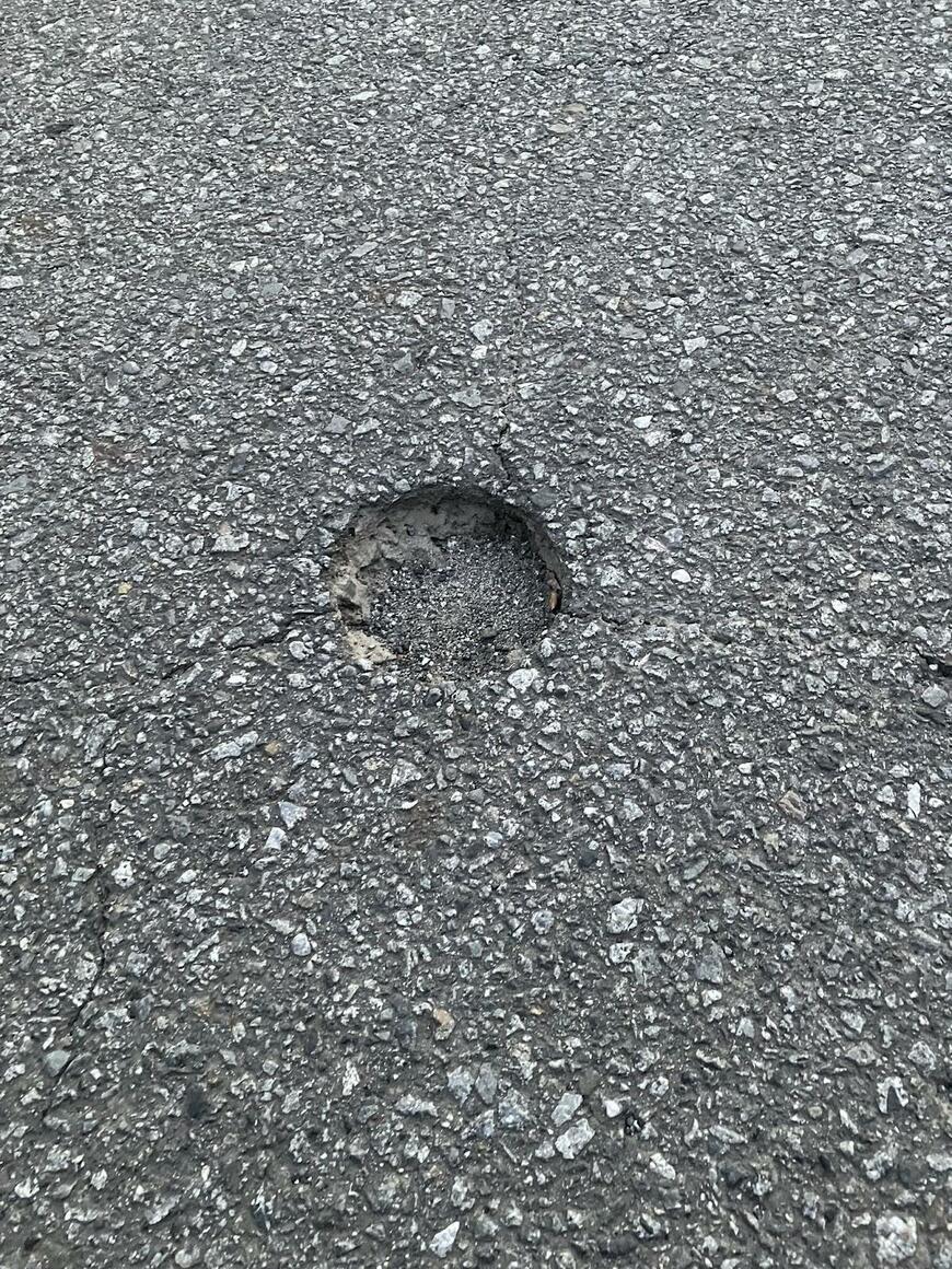穴が開いた道路