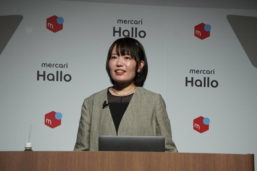 女性が発表会でサービスを紹介している画像