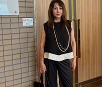 【74歳マダム】が着こなす黒コーデがかっこいい！ゴールド合わせでラグジュアリーなスタイルが素敵