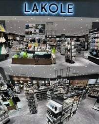 「2750円で荷物をが最小限」ラコレのミニ財布が270件超の話題「小銭が箱型に開く」「軽量92gで全10色」