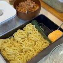【夫弁当】ボリューム満点！麺もお肉もたっぷりな「汁なし担々麵弁当」食べやすい詰め方にも注目！