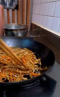 【父ちゃん弁当のり弁当】使い捨て容器に白身魚のフライと青のりのちくわ揚げがのってそそられる
