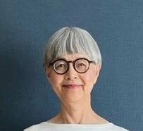 無印良品の白Tシャツにライトベージュのチノパンを合わせた70代マダム。ブローチをつけてコーディネートをまとめた着こなしが素敵「真似したくなる」