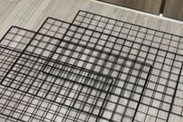 【簡単DIY】キッチンがスッキリ「100均のワイヤーネット」が…　ラクに移動できる〈分別ゴミ箱〉に変身