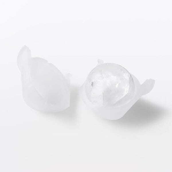 シリコーン製の容器を使って氷を作ります
