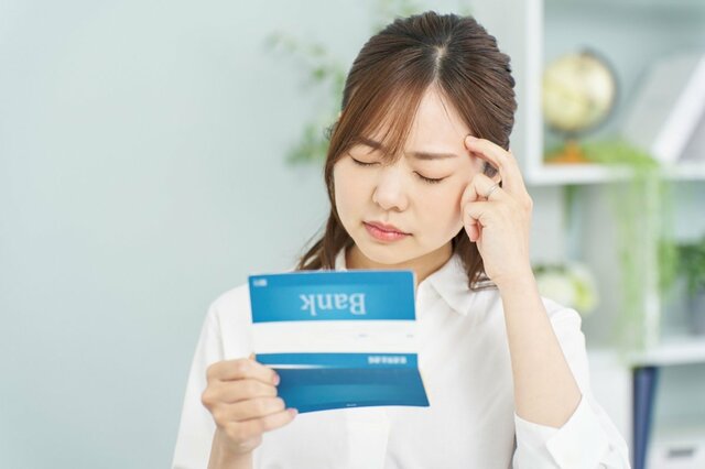 【亡くなった方名義の銀行預金】はどうなる？「死亡届」の提出後、葬儀費用や当面の生活費はどうすればいい？元銀行員が解説！